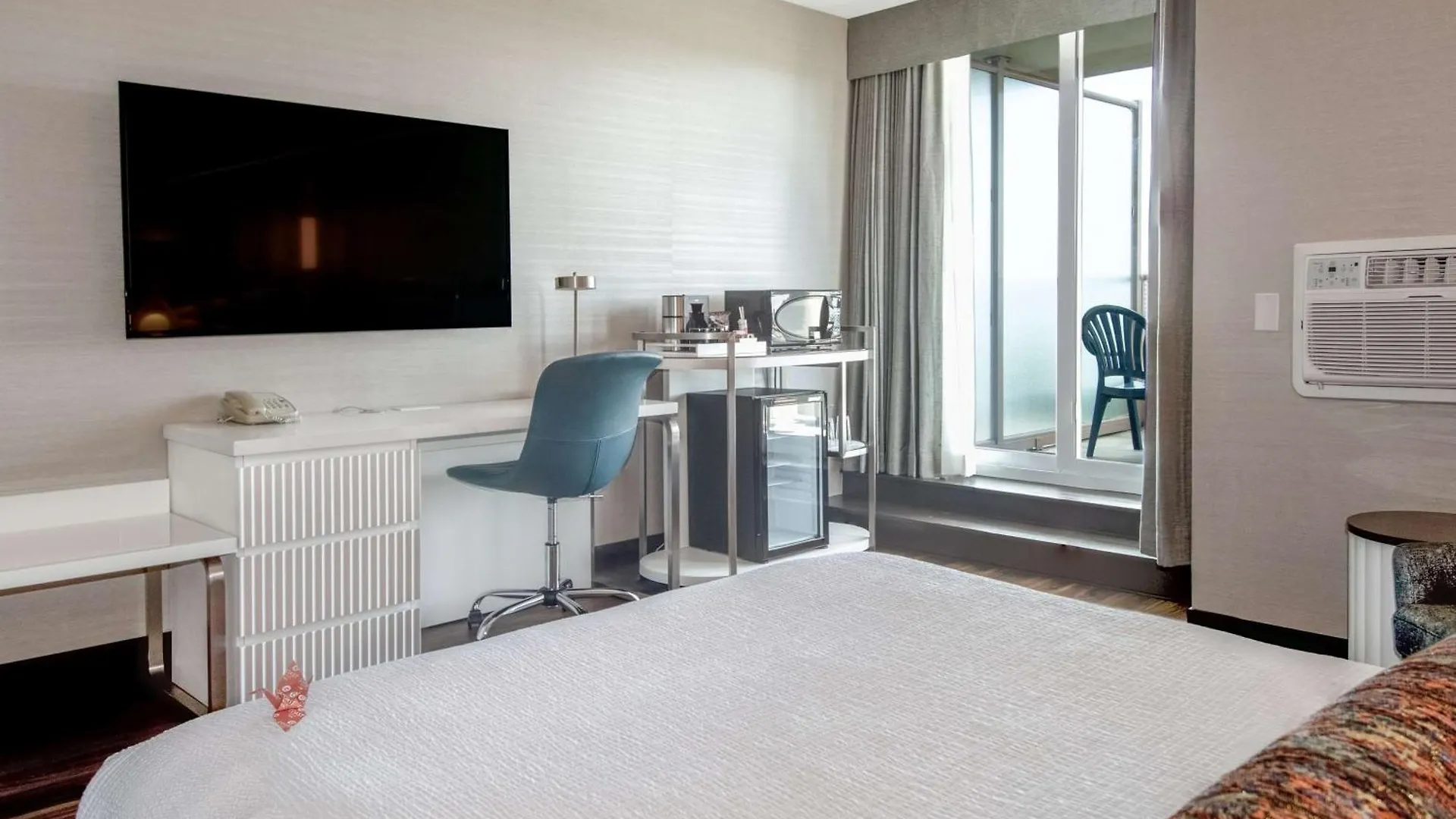 Coast Victoria Hotel & Marina By Apa