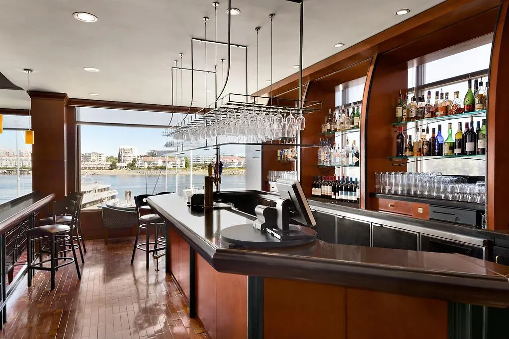 Coast Victoria Hotel & Marina By Apa 4*,  Canada