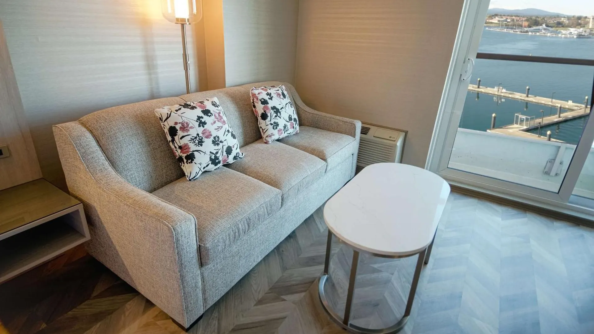 Coast Victoria Hotel & Marina By Apa Canada