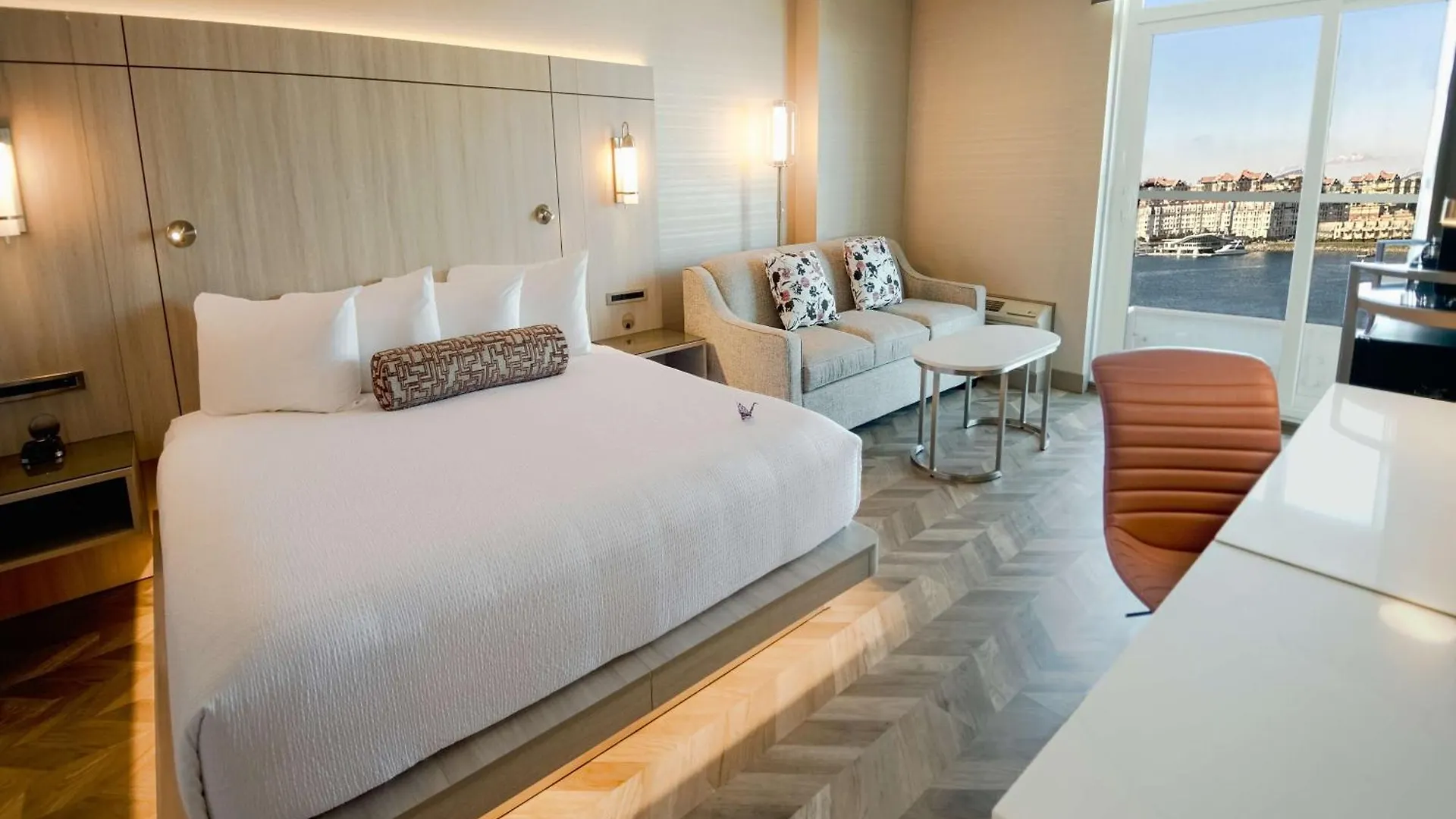 Coast Victoria Hotel & Marina By Apa 4*,