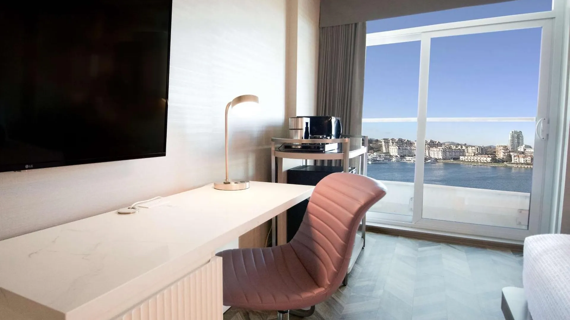 Coast Victoria Hotel & Marina By Apa