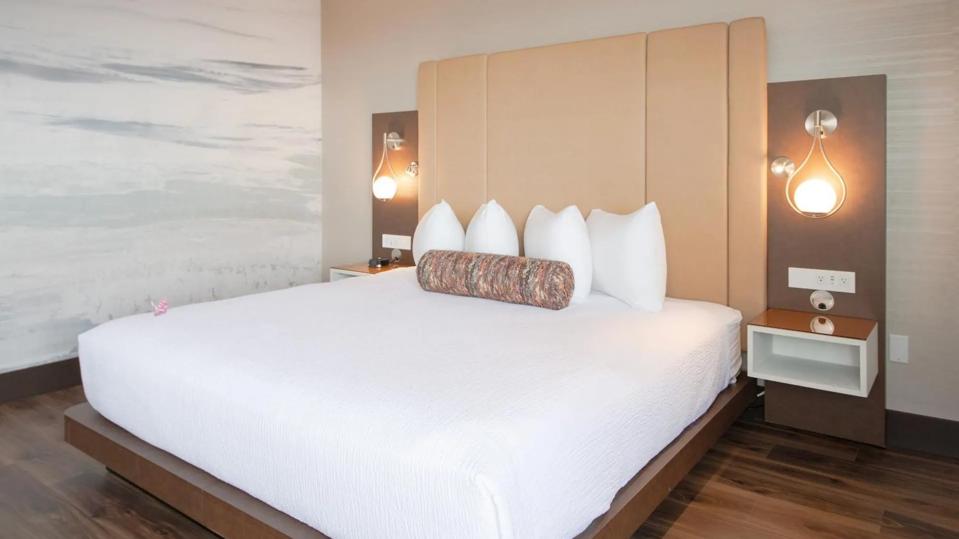 Coast Victoria Hotel & Marina By Apa 4*,