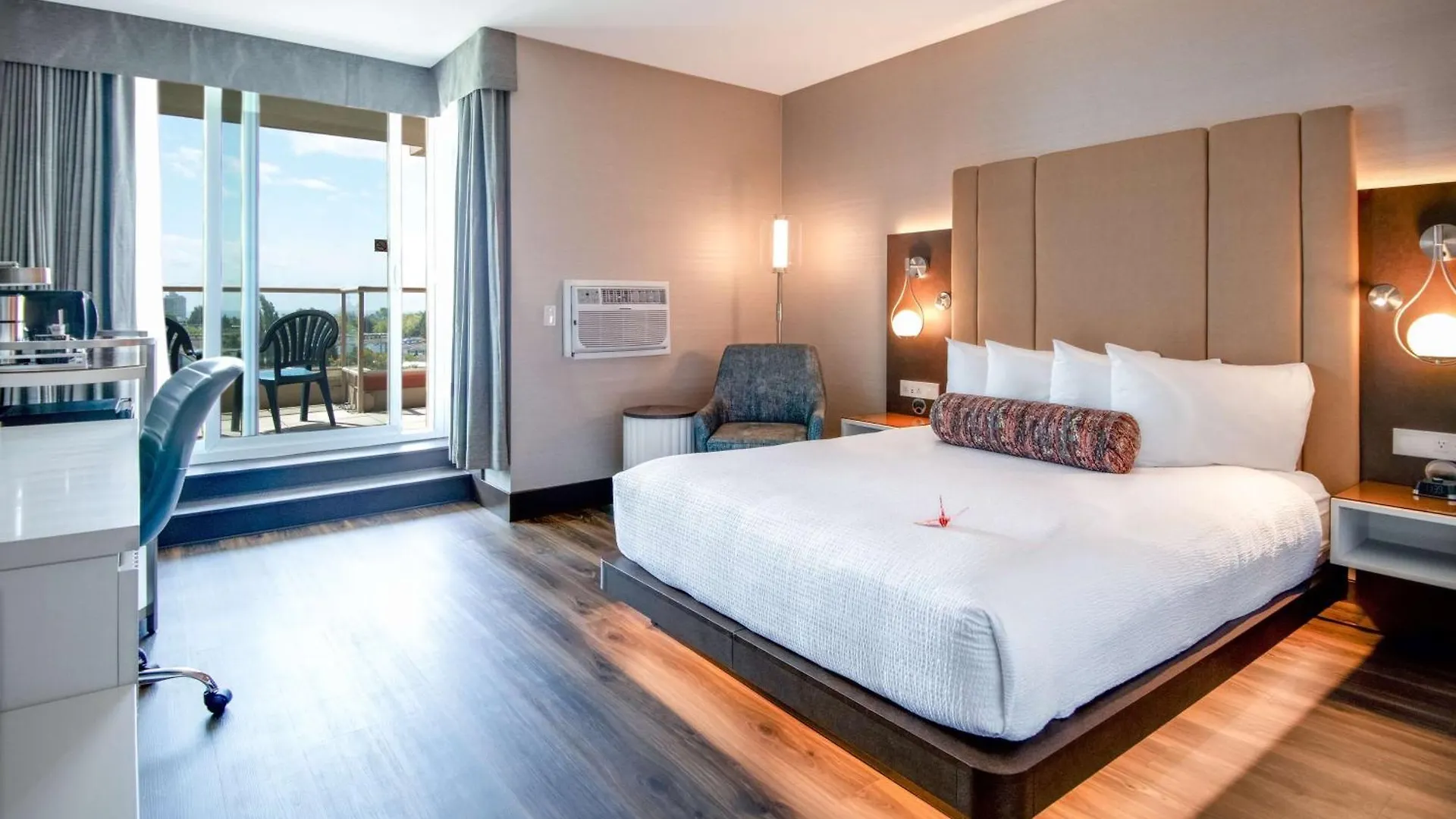 Coast Victoria Hotel & Marina By Apa